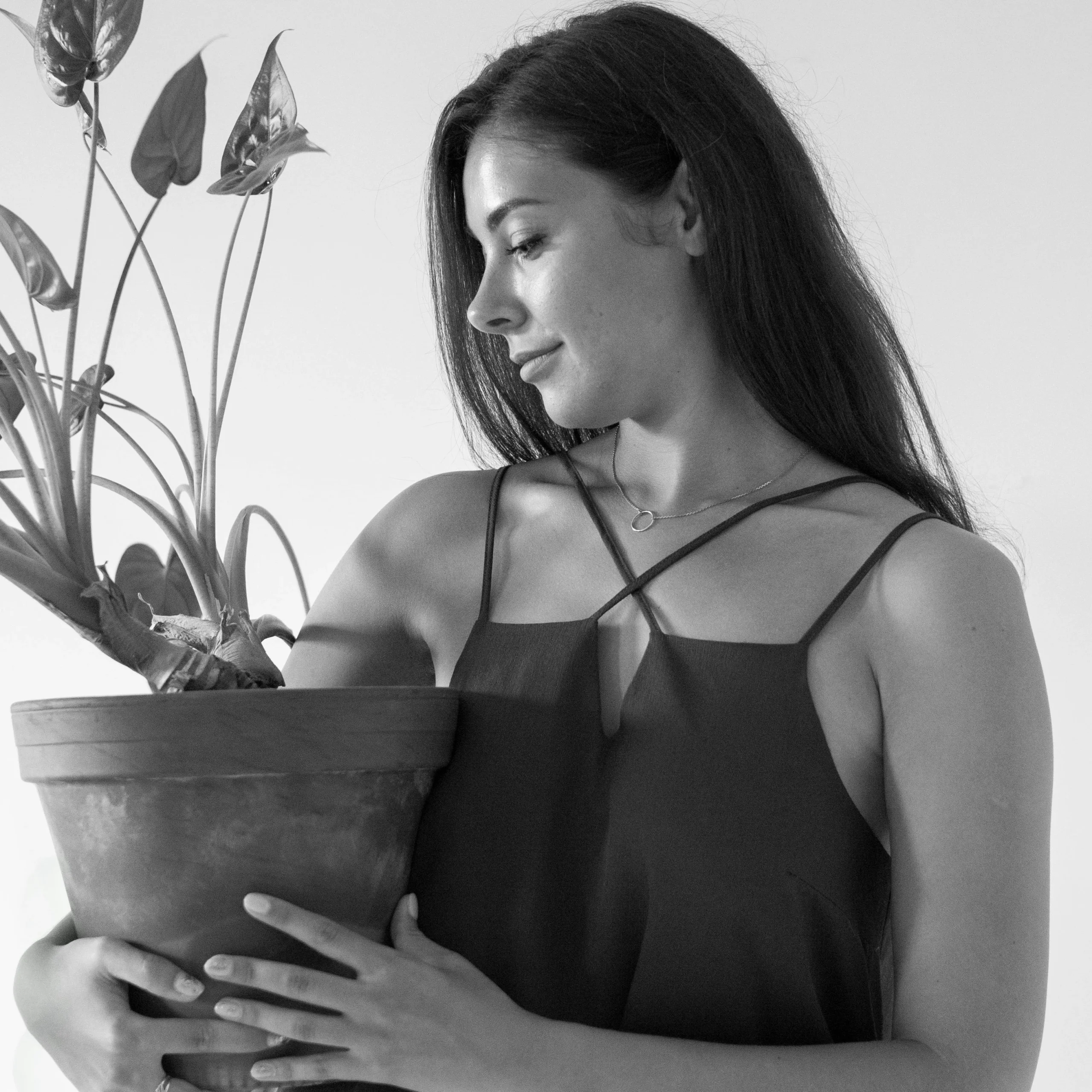 mulher-segurando-planta